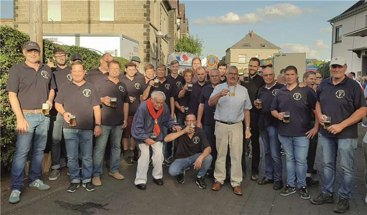 Nach dem Aufstellen des Kirmesbaumes gab es Freibier für alle.