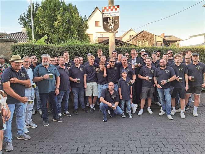 Nach dem Aufstellen des Kirmesbaumes wurden die starke Männer der Kirmesgesellschaft mit einem frisch gezapften Bier belohnt.  Fotos: FRE