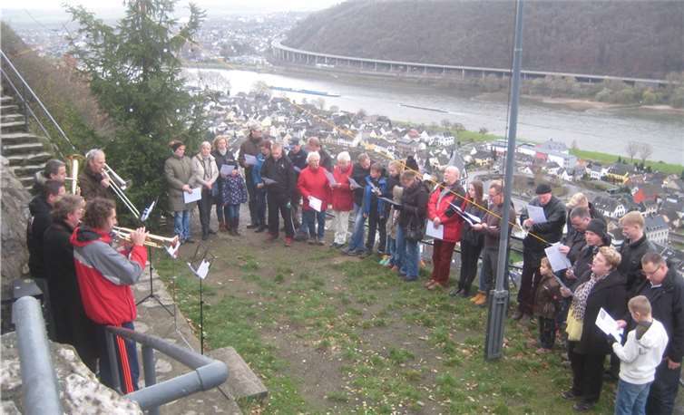 Nach dem Aufstellen des Weihnachtsbaumes wurde gemeinsam gesungen. privat