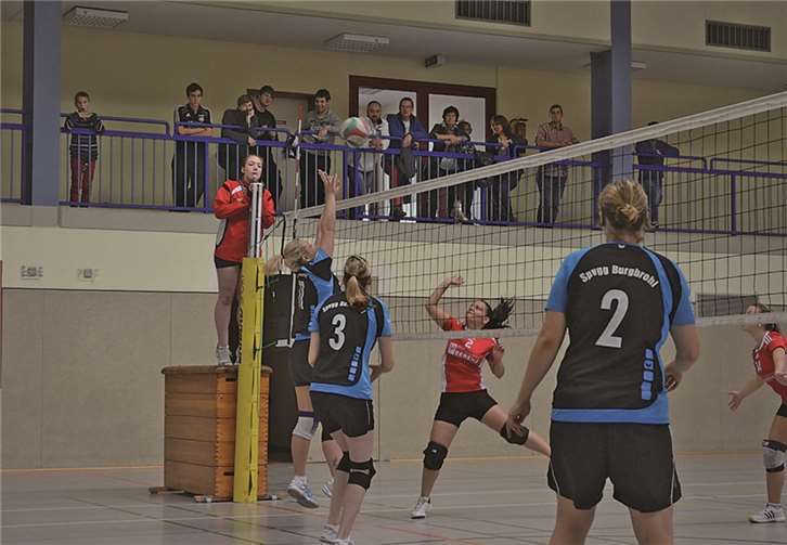 Nach dem Aufstieg in die Bezirksliga traten die Mädels aus Burgbrohl hoch motiviert und engagiert gegen den ersten Gegner DJK Pellingen in der Burgbrohler Halle an.Privat