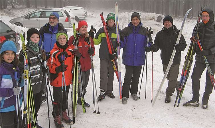 Nach dem Aufwärmtraining an der Loipe „Suhler Ausspanne“ warten die Teilnehmer auf den Start.privat