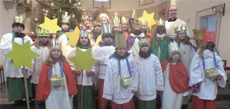 Nach dem Aussendungsgottesdienst durch Diakon Thomas Thomiczny machten sich 21 Sternsinger mit acht Begleitern auf den Weg. privat