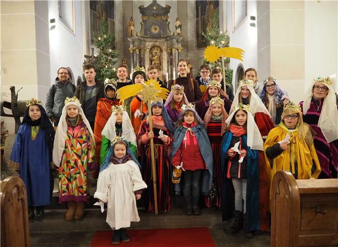 Nach dem Aussendungsgottesdienst in St. Remigius machten sich die Sternsinger auf ihren Weg zu den Wassenacher Bürgern. Foto: privat