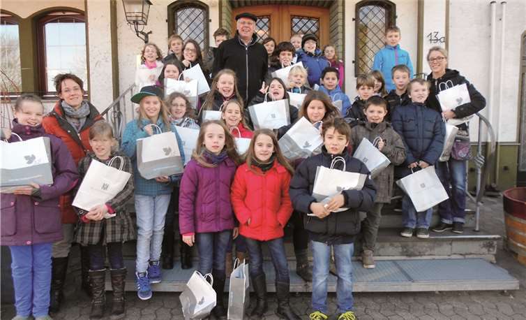 Nach dem Besuch im Weingut Nelles erhielt jeder Schüler ein kleines Präsent. privat