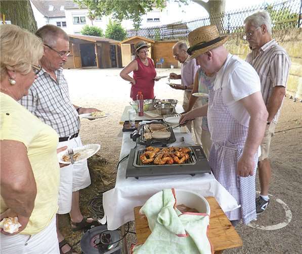 Nach dem Boulen stärkte man sich mit Deftigem vom Grill. privat