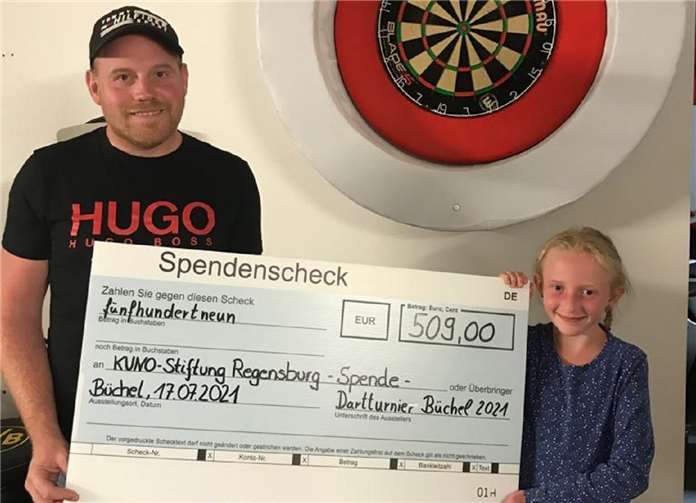 Nach dem Dart-Turnier in Büchel konnte Veranstalter Björn Schneiders einen Spende von 509 Euro an das Krankenhaus Kuno Stiftung Regensburg übergeben.Fotos: TE