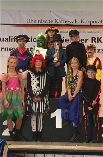 „Nach dem Deutschen Meistertitel ist vor dem Deutschen Meistertitel“- unter diesem Motto bereiten die Showtänzer der Jahrgänge 2007 bis 2009 sich schon auf die neue Session vor. Foto: NDKV Tanzsportabteilung