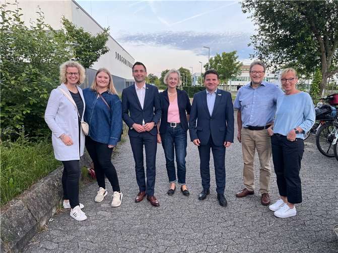 Nach dem Diskussionsabend im Mosaik (von links): Carolin Norden, Luisa Blome, Landtagsabgeordneter Jonathan Grunwald, Ariane Stech, Bürgermeister Holger Jung, Stadtverbandsvorsitzender Rainer Friedrich und Katja Kroeger.  Foto: privat