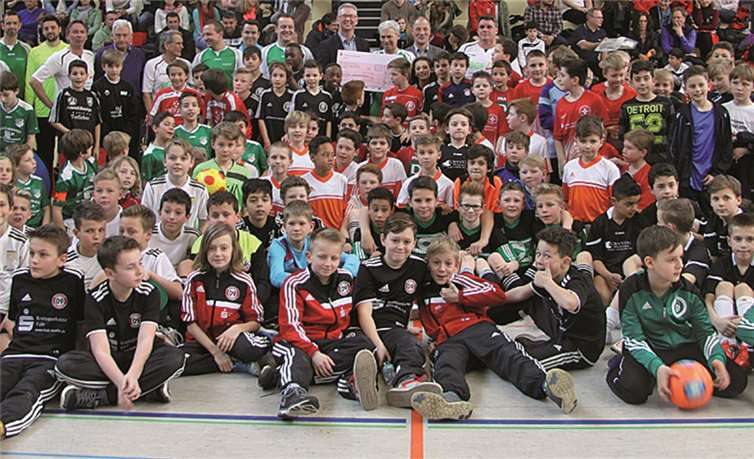 Nach dem E-Jugend-Cup im FVM zugunsten der Deutschen Kinderkrebshilfe konnte die Kreissparkasse Köln der Deutschen Krebshilfe einen Scheck über 6.000 Euro überreichen. Fußball-Verband Mittelrhein e.V.