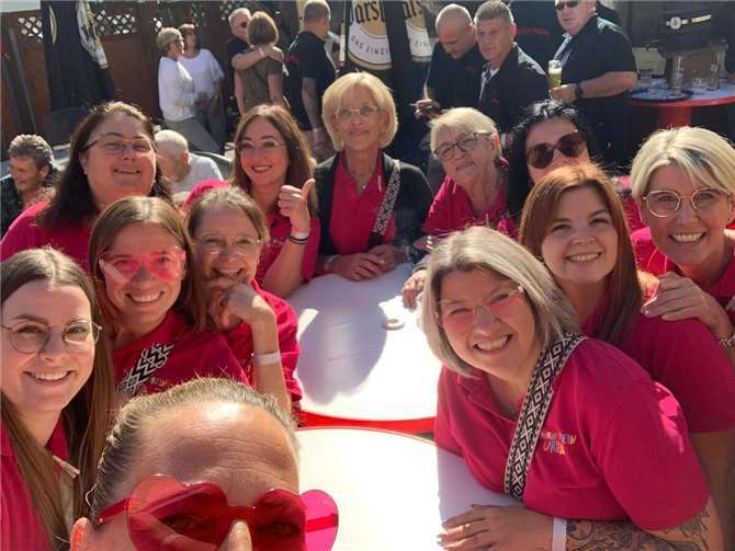 Nach dem Einchecken ging die ausgelassene Party weiter, und es wurde bis in die frühen Morgenstunden gemeinsam gelacht, getanzt und geschaukelt.