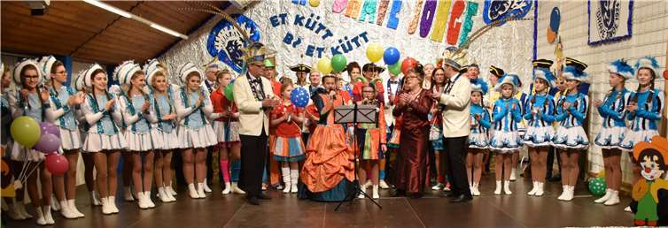 Nach dem Einmarsch sangen Kinderprinzessin Anne II und Begleiterin Nicola das Prinzessinenlied. Fotos: HEP