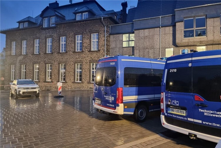 Nach dem Einsturz der Rathausdecke der VG Vordereifel waren Feuerwehr und THW vor Ort im Einsatz.Fotos:WinklerTV