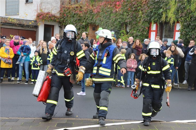 Traditionelle Abschlussübung und Löschnacht  Nach dem Eintreffen der ersten Rettungskräfte wurde diesen mitgeteilt, dass sich wohl noch zwei weitere Personen im Keller befänden.