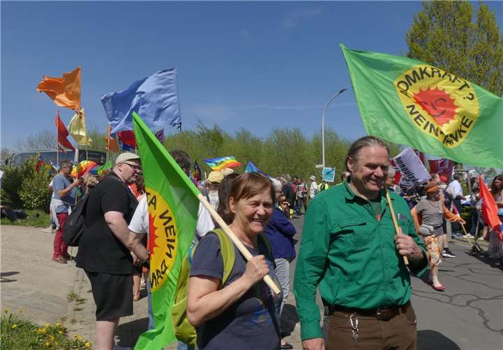 Nach dem Eintreffen im Bücheler Industriegebietmarschierten die Protestler gemeinsam zum Fliegerhorst. Fotos: -TE-