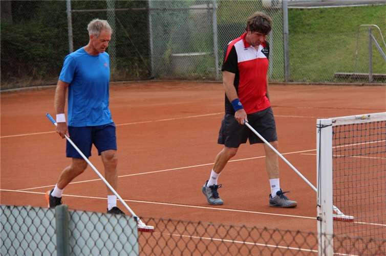 Nach dem Einzel der Spitzenspieler: Platzpflege durch Anders Jarryd (TC Rheinbach) und Lutz Rethfeld (THC Münster).