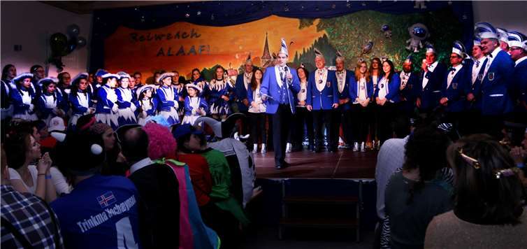 Nach dem Einzug begrüßt der neue Sitzungspräsident Tobias Bohn die Narren in der närrischen Galaxie. Fotos: SES