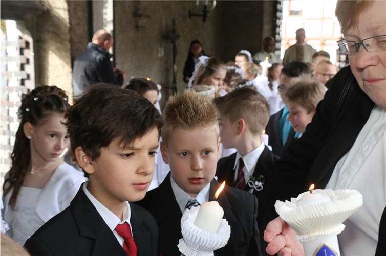 Nach dem Einzug in die Kirche wurden die Kerzen der Kinder entzündet.