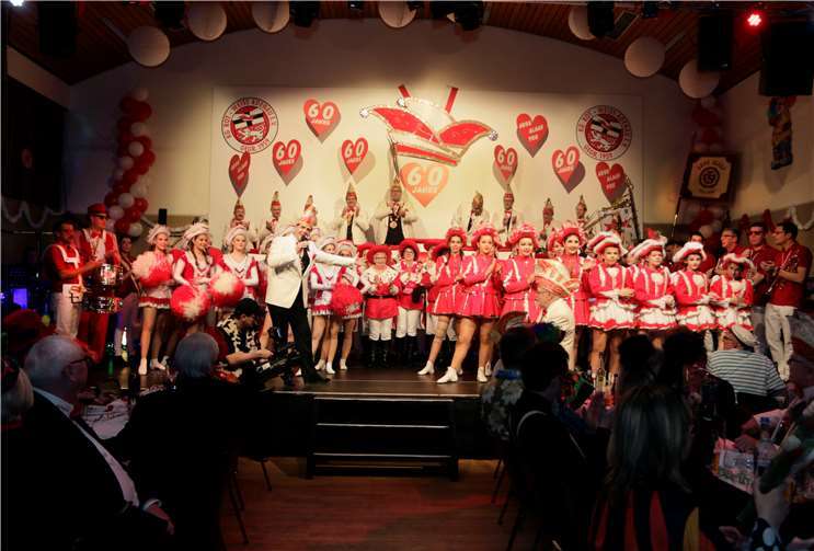 Nach dem Einzug waren alle Abteilungen auf der Bühne