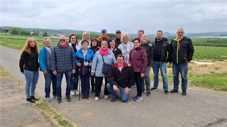 Nach dem Empfang begab sich die Gruppe auf eine kurze Wanderung rund um Leimersdorf. Foto: privat