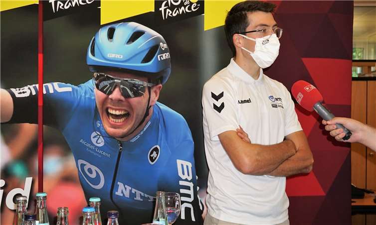 Nach dem Empfang in der Sparkasse Neuwied stand Max Walscheid den Medien Rede und Antwort. Daneben Max Walscheid bei einem seiner Siege.Fotos: FF