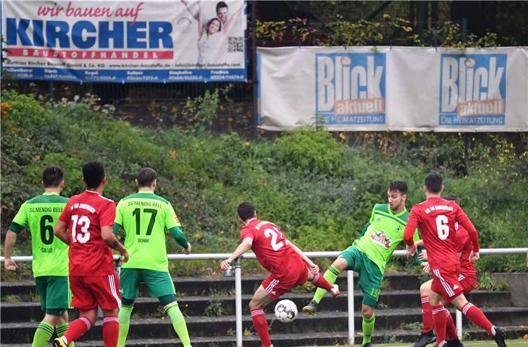 Nach dem Erfolg im Derby über die SG 99 Andernach musste die SG Eintracht Mendig/Bell (in den grünen Trikots - v.l. Björn Gilles, Lars Bohm und Manuel Oster) beim FSV Trier-Tarforst einen empfindlichen Rückschlag hinnehmen. Fotos: SK