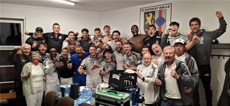 Nach dem Erfolg über Mitaufsteiger FV Rübenach ging es in der Kabine des SV Eintracht Mendig ausgelassen zu.  Foto: SK