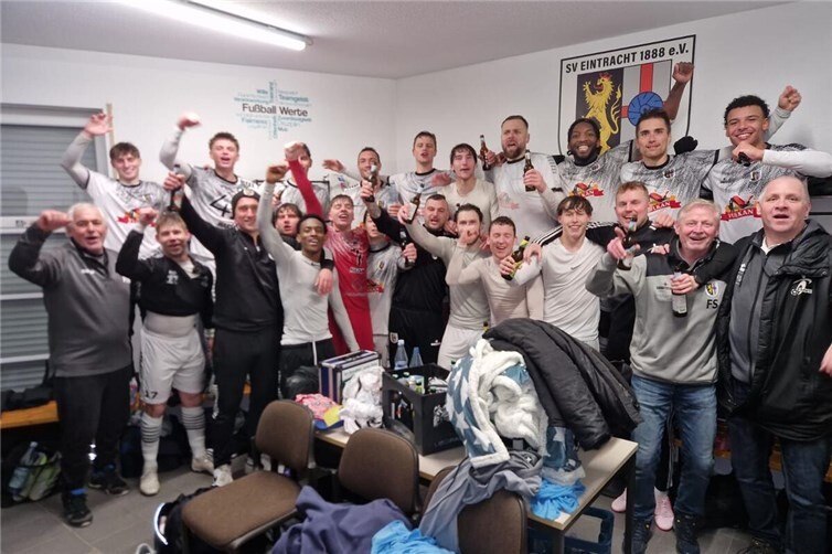 Nach dem Erfolg über die SG 2000 Mülheim-Kärlich herrschte in der Kabine des SV Eintracht Mendig eine ausgelassene Stimmung. Foto: SK