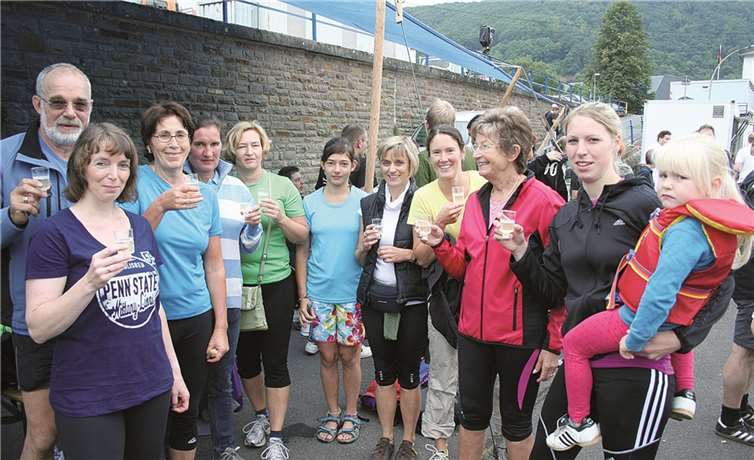 Nach dem Erfolg waren die Brohler Lauftreff-Frauen mit Steuermann Josef Hommen schnell in Sektlaune.