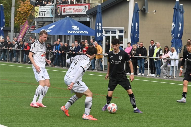 Nach dem Erfolg zu Hause gegen den VfB Linz konnte die Eintracht (links Niklas Heinemann, in der Mitte Michael Koch) in Hentern nichts ausrichten.  Foto: SK