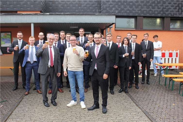 Nach dem Fackelzug eröffnete Ortsbürgermeister Hans Dieter Felten gemeinsam mit Bürgermeister Marcel Caspers und den Junggesellen offiziell die diesjährige Waldorfer Kirmes. Fotos: WER