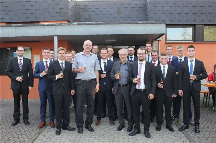 Nach dem Fackelzug eröffnete Ortsbürgermeister Hans Dieter Felten gemeinsam mit dem Ersten Beigeordneten der VG Hans-Josef Marx und den Junggesellen offiziell die diesjährige Waldorfer Kirmes. Fotos: WER