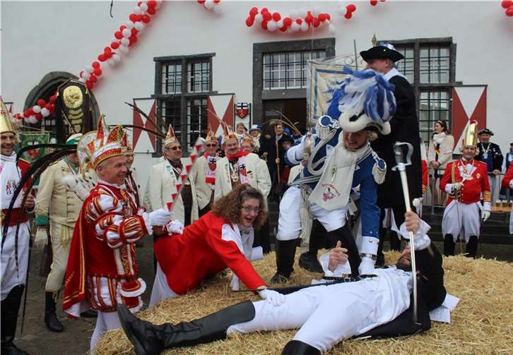 Nach dem Fall seines Büttels sieht sich Faustens Schorsch mutterseelenallein der feindlichen Übermacht gegenüber.-DL-