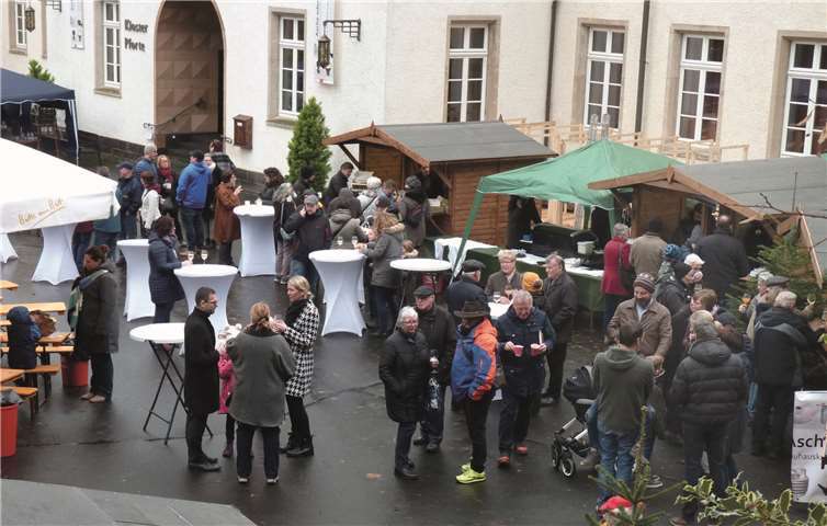 Nach dem Familiengottesdienst trafen sich einige Besucher auf dem Vorplatz der Abtei noch auf einen Plausch bei Kaffee und Glühwein.