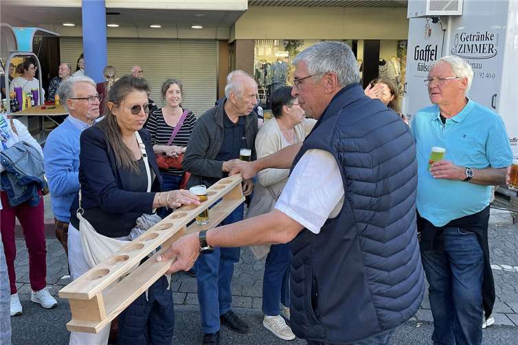 Viele Highlights beim Heimatfest Nach dem Fassanstich ließ es sich Bürgermeister Frank Wisniewski nicht nehmen, dass frisch gezapfte Helle selbst unter den Besuchern zu verteilen.