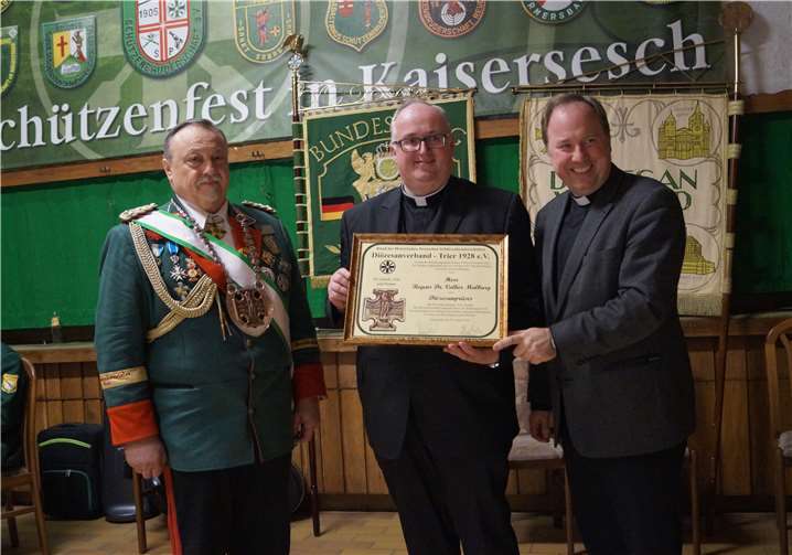Nach dem Festgottesdienst machten sich die Schützenbruderschaften auf den Weg zur Schützenhalle in Kaisersesch.privat