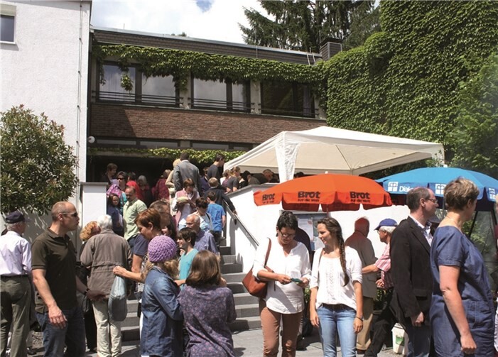 Nach dem Festgottesdienst wurde dass Kirchenjubiläum ausgiebig auf dem Vorplatz gefeiert. DL