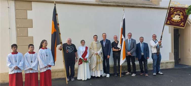 Nach dem Festhochamt in der St. Martinskirche versammelten sich die Ministranten, Pfarrer Sturm, Rhein-Lahn-Nixe Kristina I., der Vorsitzende des Kur- und Verkehrsvereins Lahnstein, Günter Groß, die Vereinsvorsitzenden der Gesellschaftlichen Vereinigung 1924 als Kirmes-Ausrichter (Michael Zapp und Markus Hömberger) sowie der Kolping-Vorsitzende Markus Schild und Kolping-Bannerträger Klaus-Michael Kauers sowie der Bannerträger der „24er“ zum Gruppenfoto vor der Kirche.  Fotos: Thomas Schneider)