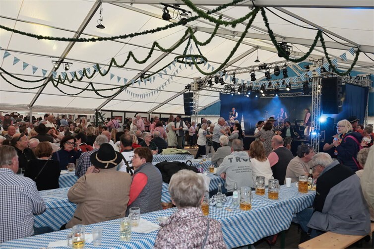 Oktoberfest und Trachtenumzug in Insul mit Musik und viel Gaudi