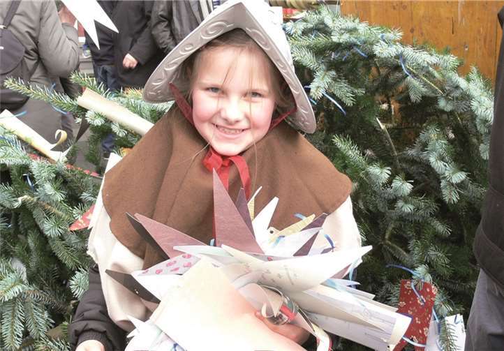 Nach dem Festumzug durch den Ort wird traditionell der Festbaum gerupft - die Zweige gelten als Glücksbringer.