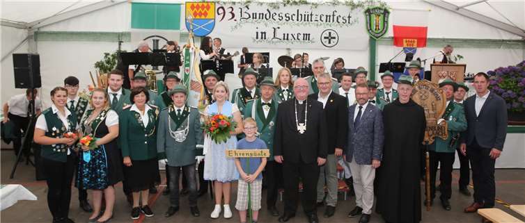 Nach dem Festumzug ging es ins Festzelt. Foto: Roland Schäfges - www.myfoto24.eu