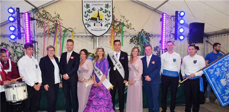 Nach dem Festumzug wurde das neue Maikönigspaar (Mitte), mit Gefolge,von Bürgermeisterin Petra Kalkbrenner (2. v.li.) und Präsident Christian Euskirchen (2.v.re.) gekrönt . Foto: -EICH-