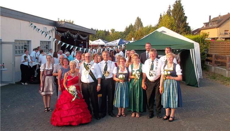 Ein Höhepunkt war der Festzug zu Ehren der Majestäten Nach dem Festzug versammelten sich die Majestäten vor dem Schützenhaus. privat