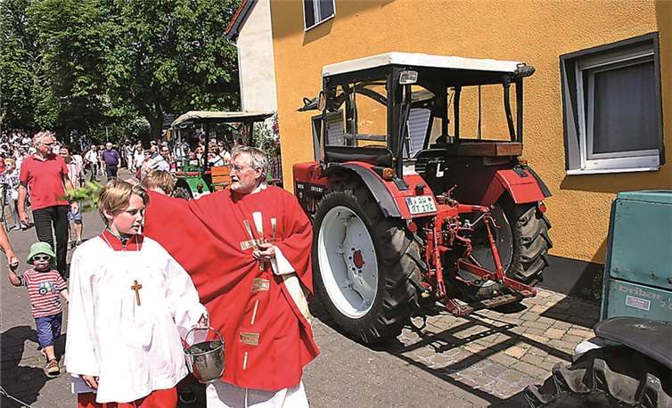 Traditionelle Pferde- und Traktoren- segnung bei herrlichem Sommerwetter Nach dem Freiluft-Gottesdienst wurden die Segnung der Pferde, Traktoren und Ackergeräte durchgeführt. -RÜ-