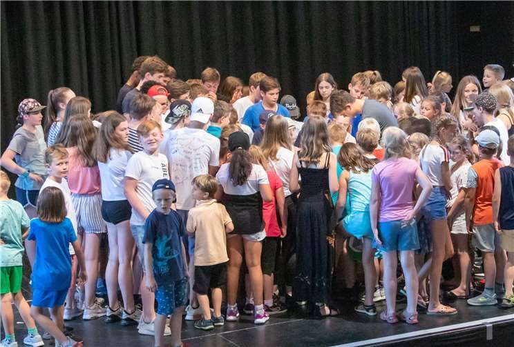 Nach dem Geburtstagsständchen gab es auf der Bühne Kuchen für alle.