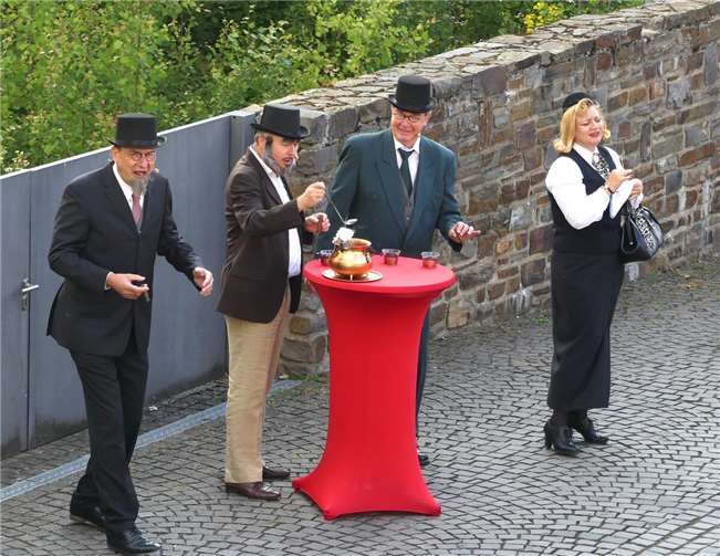 Nach dem Genuss von mehreren Gläsern Feuerzangenbowle will Dr. Hans Pfeiffer wieder die Schulbank drücken.