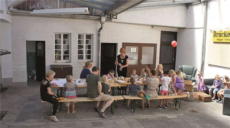 Nach dem Geschichtenerzählen hatten die kleinen Gäste im Hof der Alten Druckerei die Gelegenheit, ihre Vorstellungen zur Welt der kleinen Glitzermuschel zu Papier zu bringen - dies wurde auch intensiv genutzt. privat