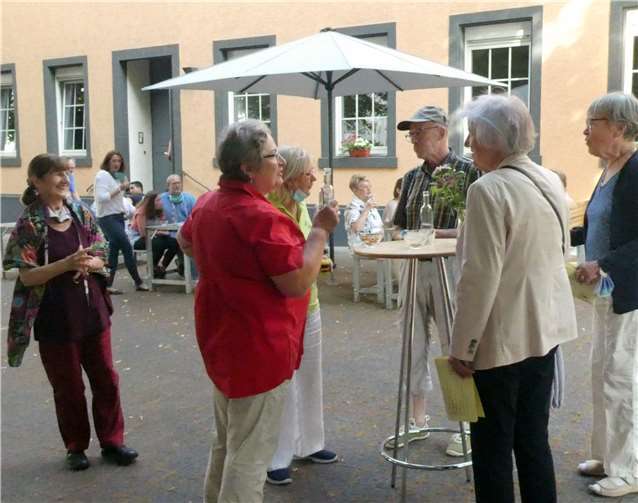 Nach dem Gottesdienst blieben die Besucher im Kirchhof noch ein Weile in Muße und bei unterhaltsamen Gesprächen beisammen. Foto: jüg
