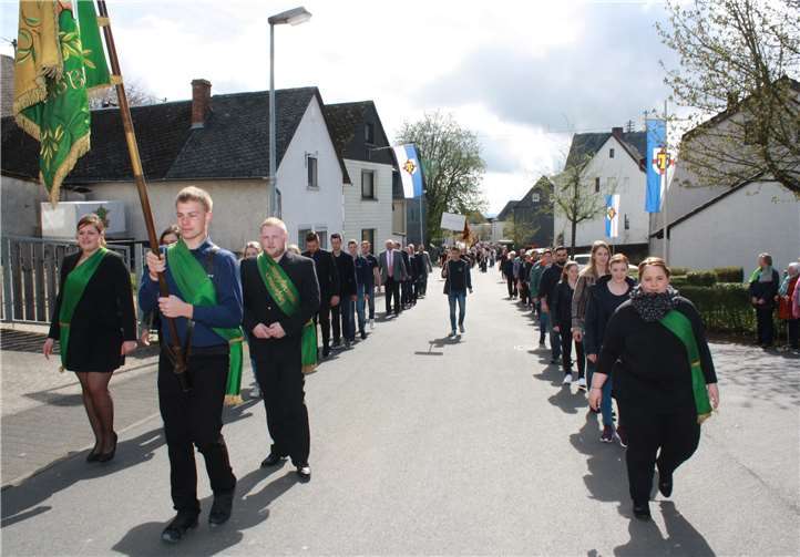 Nach dem Gottesdienst ging es per Festumzug durch den Ort. Dieser endete in der Gemeindehalle, wo man anschließend den Frühschoppen einnahm.