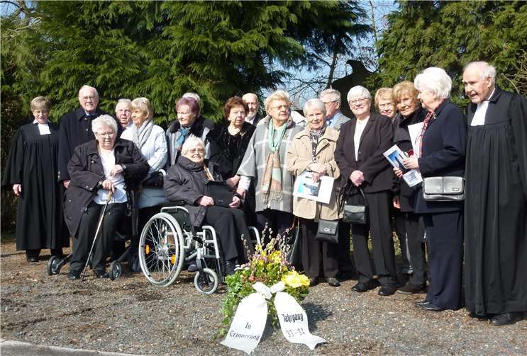 Nach dem Gottesdienst legten die Teilnehmenden eine Blumenschale für die verstorbenen Kameraden und Kameradinnen ab. privat