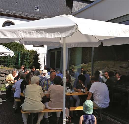 Nach dem Gottesdienst saß man im Pfarrgarten noch lange gemütlich zusammen.